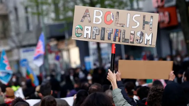 Inteligência Artificial, Juros e Fragmentação: As Três Forças que Redefinem o Capitalismo em 2026