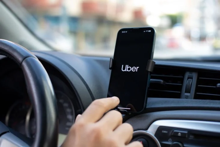 Uber proíbe carros e aumenta regras para motoristas