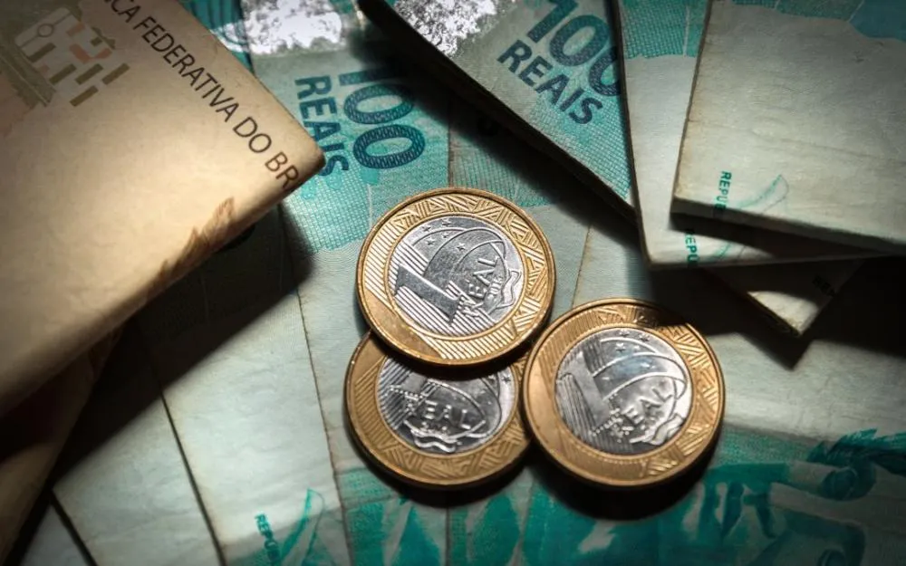 Economia brasileira enfrenta inflação persistente e mercado revisa projeções para 2026