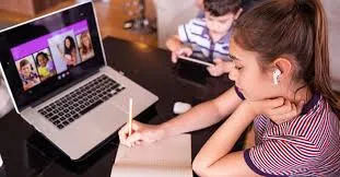 Com 59% das matrículas, mulheres avançam no ensino superior e mães encontram no EAD um aliado