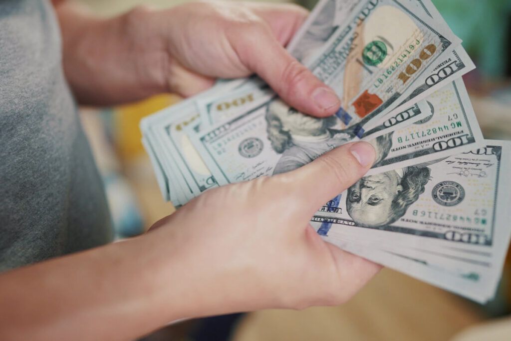 Dólar fecha em queda e vai a R$ 5,46, após ata do Copom