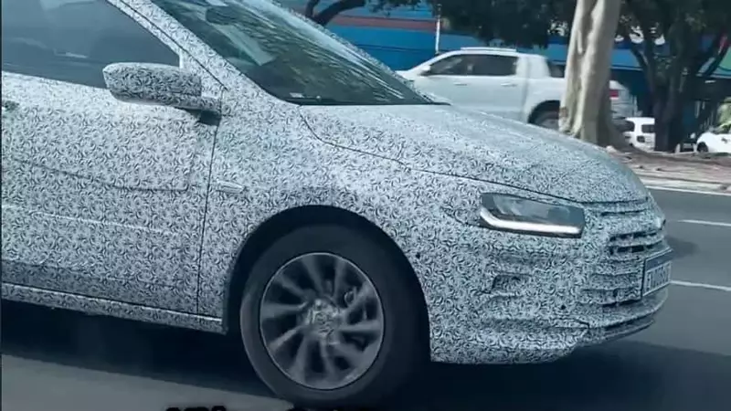 Chevrolet Onix 2025 é flagrado em testes