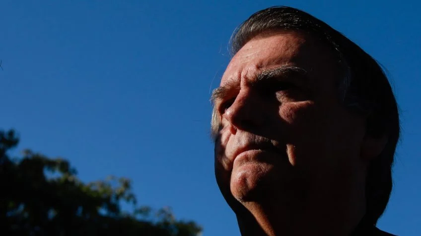 Bolsonaro continua proibido de ter contato com investigados