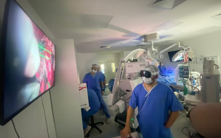 Clériston Andrade é o primeiro no Brasil a usar óculos de realidade virtual da Apple em neurocirurgias
