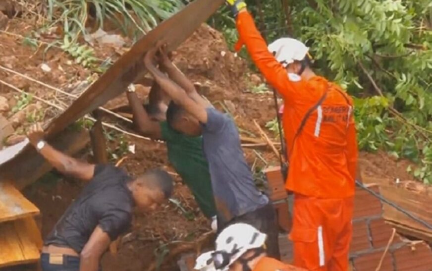 Após fortes chuvas duas crianças e três adultos são soterrados
