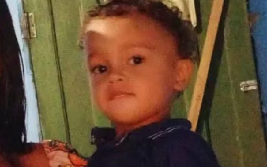 Criança de 2 anos morre após acidente de moto com a mãe