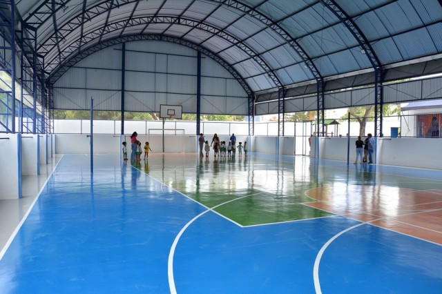 Prefeitura inaugura mais três equipamentos esportivos em escolas