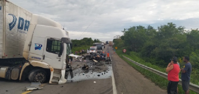 Quatro pessoas morrem em acidente em rodovia da Bahia