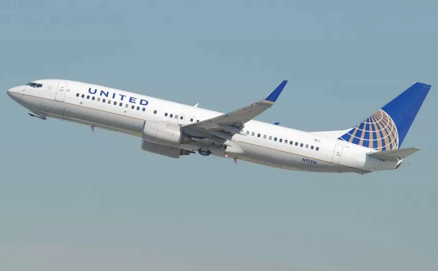 Passageiro urina no corredor durante voo e obriga avião a ser desviado