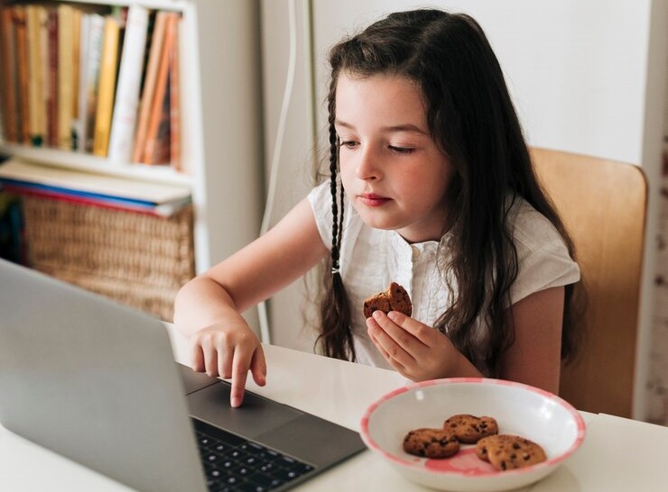 Sedentarismo, má alimentação e uso excessivo de telas: perigo nas férias escolares 