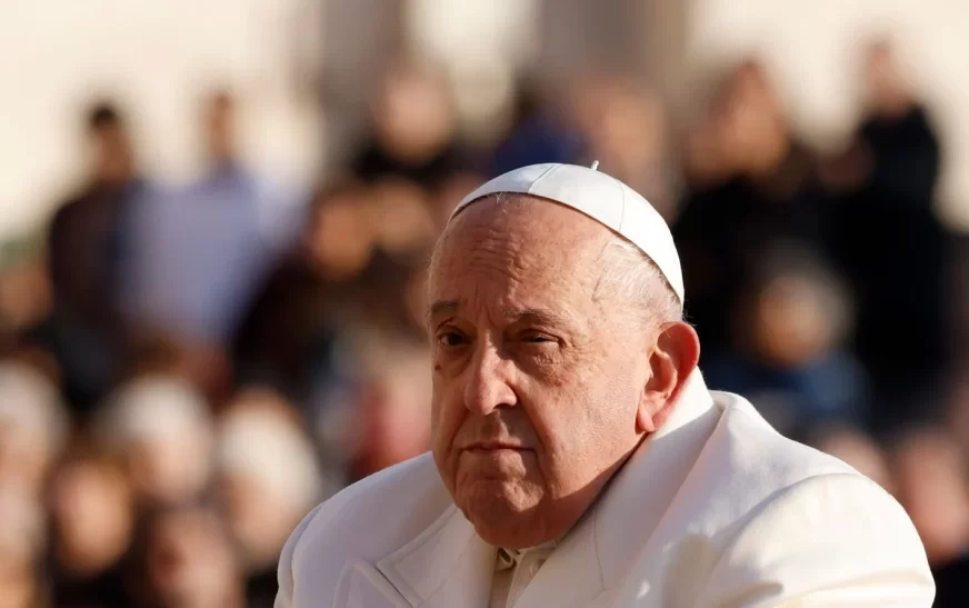 Papa Francisco apresenta sinais de insuficiência renal