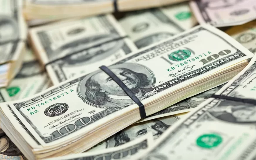 Dólar sobe a R$ 5,81 com foco no exterior