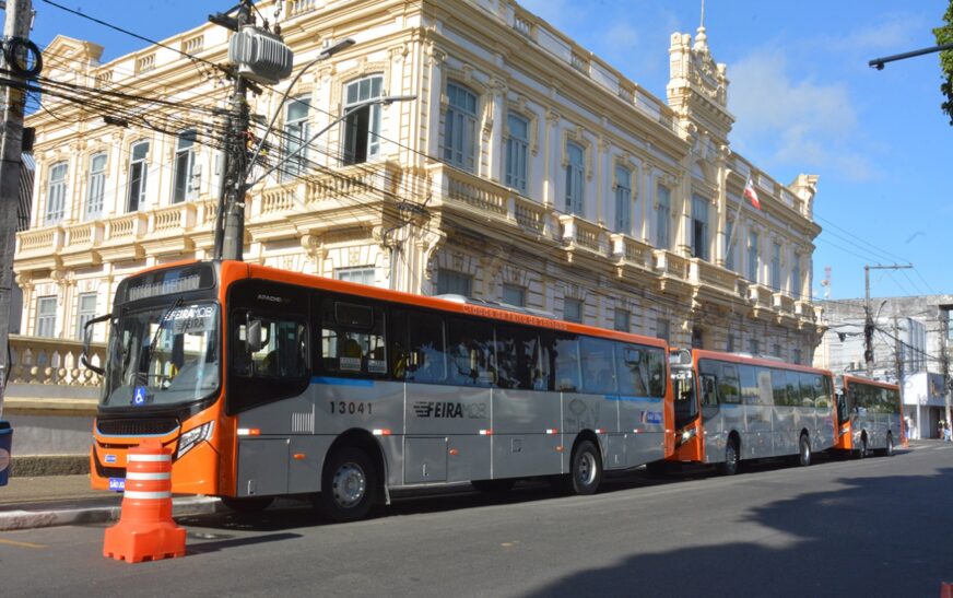 José Ronaldo entrega quatro ônibus com ar-condicionado para o bairro Aviário