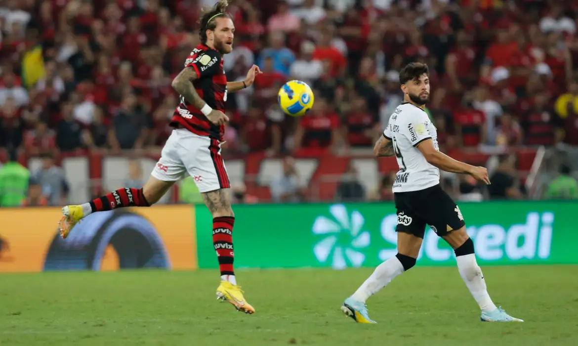 Flamengo goleia Corinthians no Maracanã