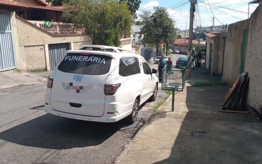 Carro de funerária é roubado com corpo dentro de caixão