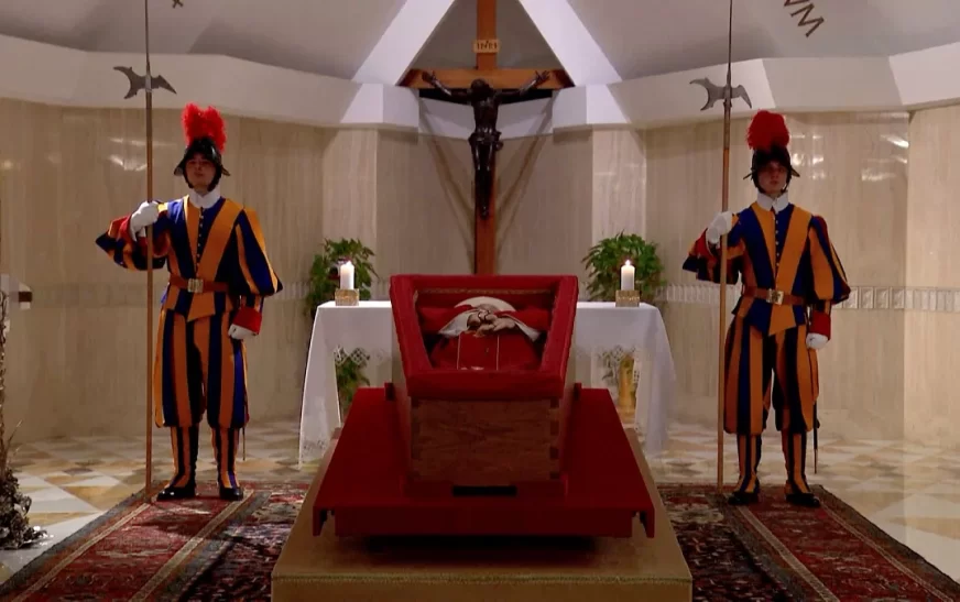 Velório do papa Francisco é aberto ao público no Vaticano