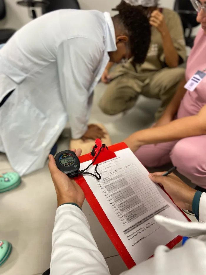 Treinamento intensivo prepara profissionais do Hospital Metropolitano para emergências críticas