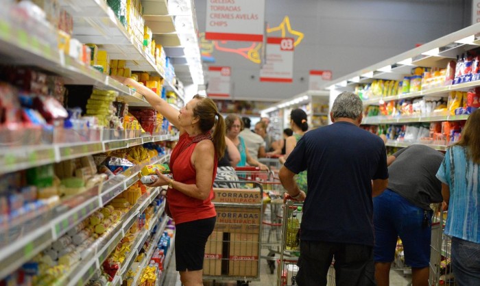 Consumo das famílias mantém-se em alta no mês de abril