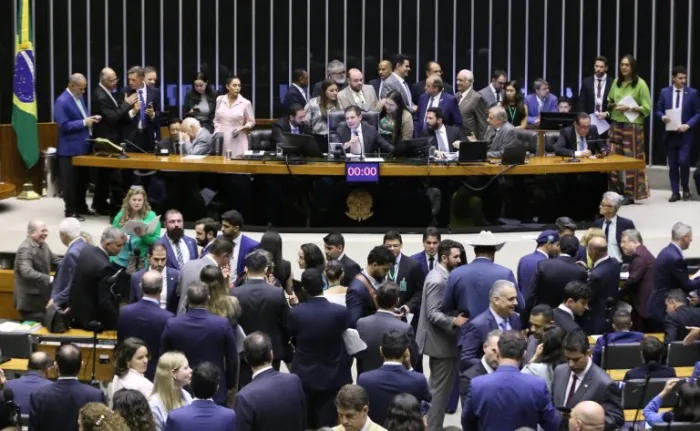 Câmara pode retomar hoje votação de projeto sobre formação de motoristas de baixa renda