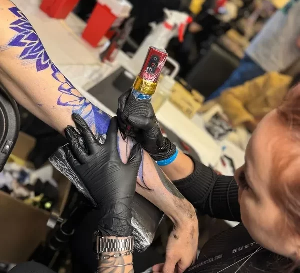Tatuadora Thaysa Lucena é 2º lugar em evento internacional nos EUA
