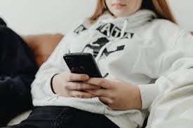 Adolescentes usam emojis como armas digitais para bullying, racismo e misoginia, alertam especialistas