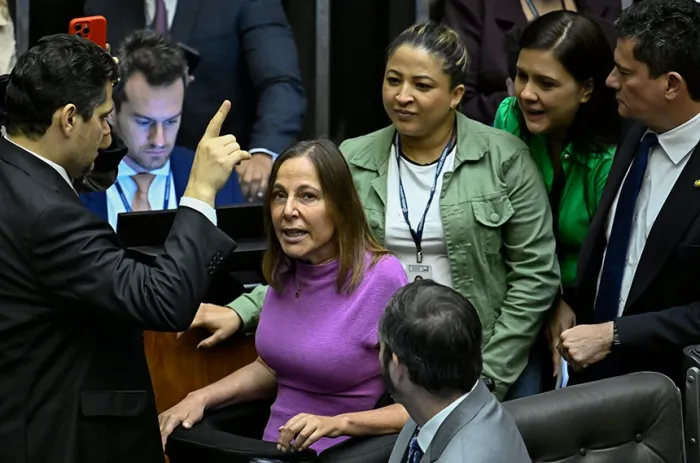 Congresso derruba veto e vítimas do zika vírus receberão pensão especial