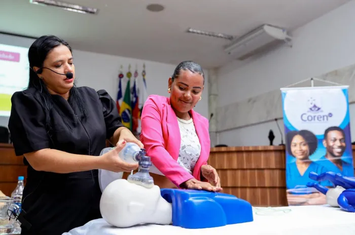 Candeias: Profissionais de enfermagem participam de curso sobre emergências pediátricas