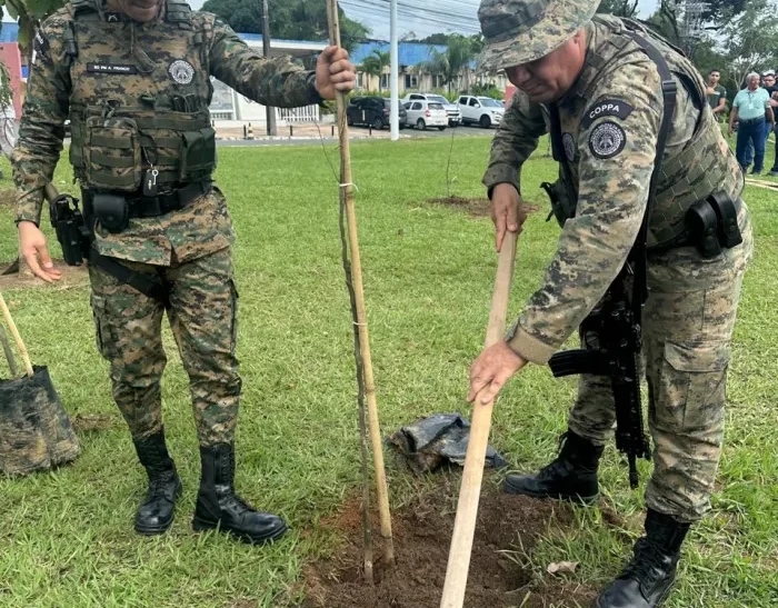 Polícia Militar participa de plantio coletivo de mudas no CAB