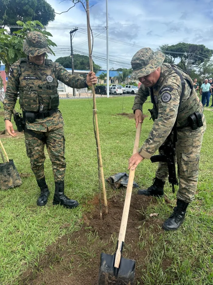 Polícia Militar participa de plantio coletivo de mudas no CAB