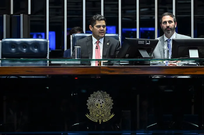 Davi suspende sessão do Senado, que será retomada nesta quarta