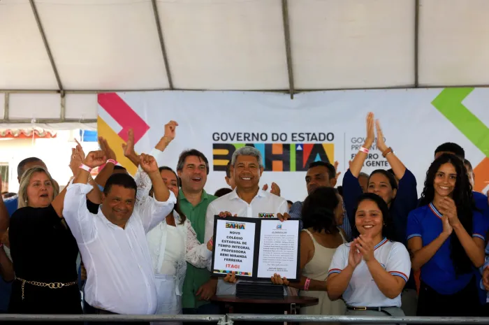 Em Itagi, governador anuncia a construção de escola de tempo integral e entrega equipamentos de saúde