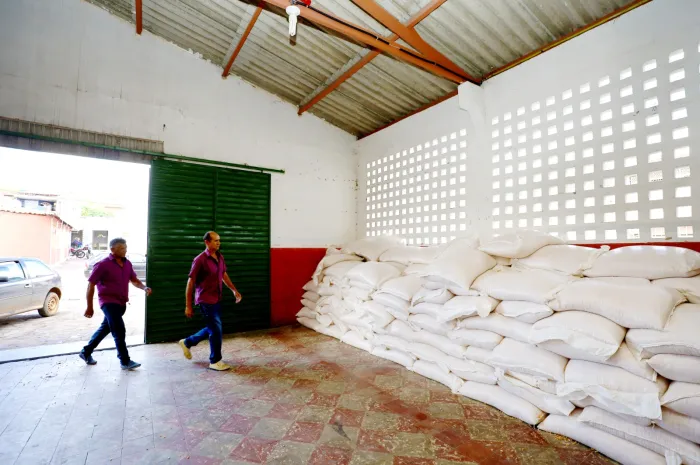 Entrega de milho e outras ações emergenciais ajudam agricultores do interior baiano a enfrentarem consequências da seca