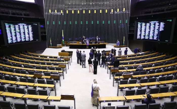Deputados analisam projeto que aumenta pena para abandono de idoso ou pessoa com deficiência; acompanhe