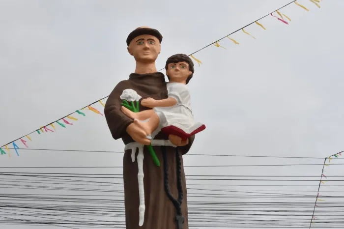 Comunidade do Alto do Santo Antônio recebe estátua do santo padroeiro de Alagoinhas