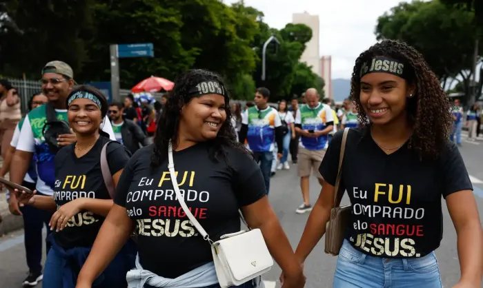Jovens e mulheres puxam aumento de evangélicos no país, revela IBGE