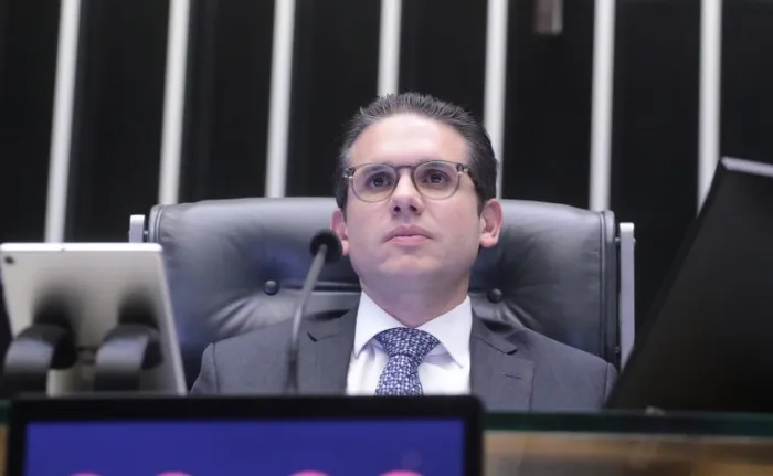 Deputados analisam pedido de urgência para projeto que suspende aumento do IOF; acompanhe