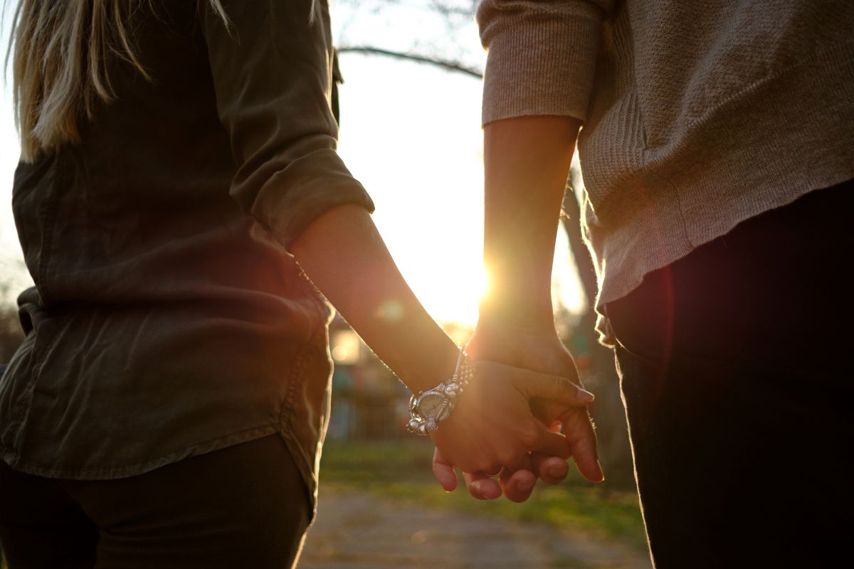 Amor sem rótulo: relacionamentos abertos ganham espaço na data mais romântica do ano