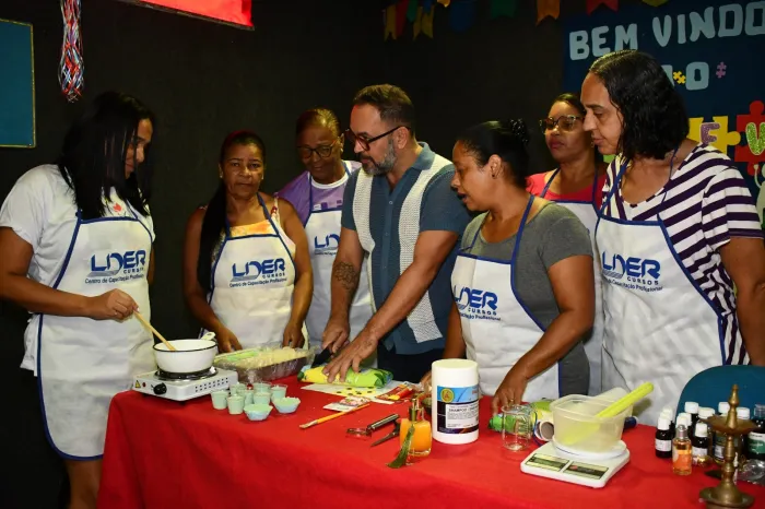 Prefeitura de Alagoinhas promove curso de geração de renda com óleos essenciais e sabonete medicinal nas unidades do CRAS do município