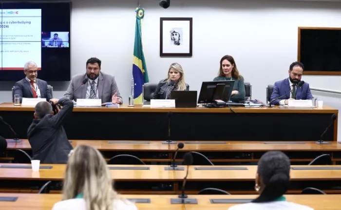 Debatedores defendem conscientização geral sobre riscos para crianças na internet
