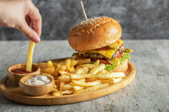 Hambúrguer com batata frita: dá para comemorar sem culpa? 