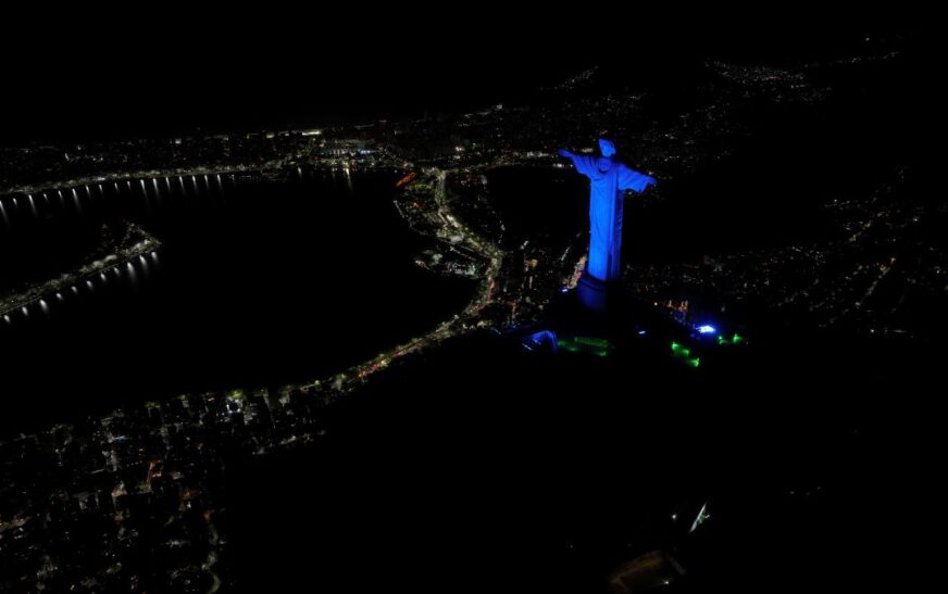 Cristo Redentor iluminado em azul em homenagem aos 55 anos da Estácio nesta quinta-feira