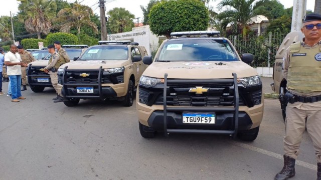 Jerônimo entrega novas viaturas em Feira de Santana e destaca queda de 30% nas mortes violentas