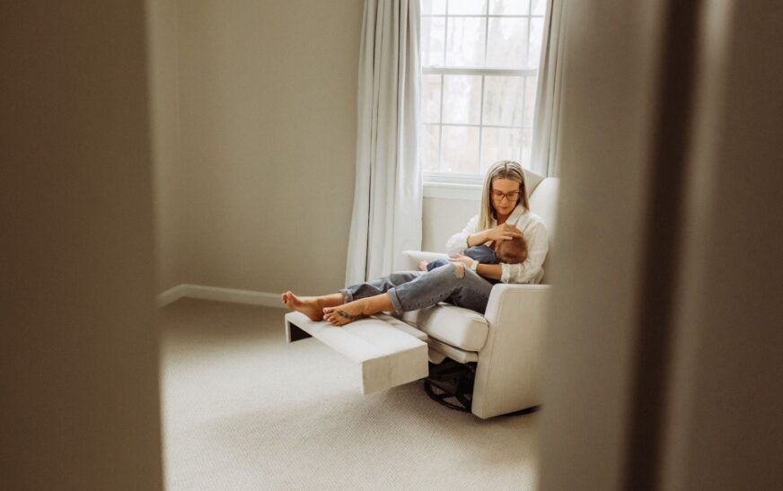 Direito à amamentação: proteção legal às mães lactantes vai do emprego à sala de aula