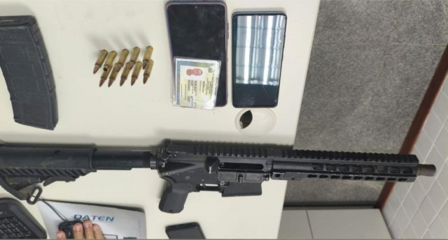 Policia apreende fuzil calibre 5,56 e munições em Feira de Santana
