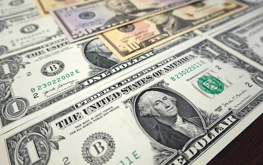 Dólar e Bolsa oscilam com Galípolo no Senado e juros nos EUA