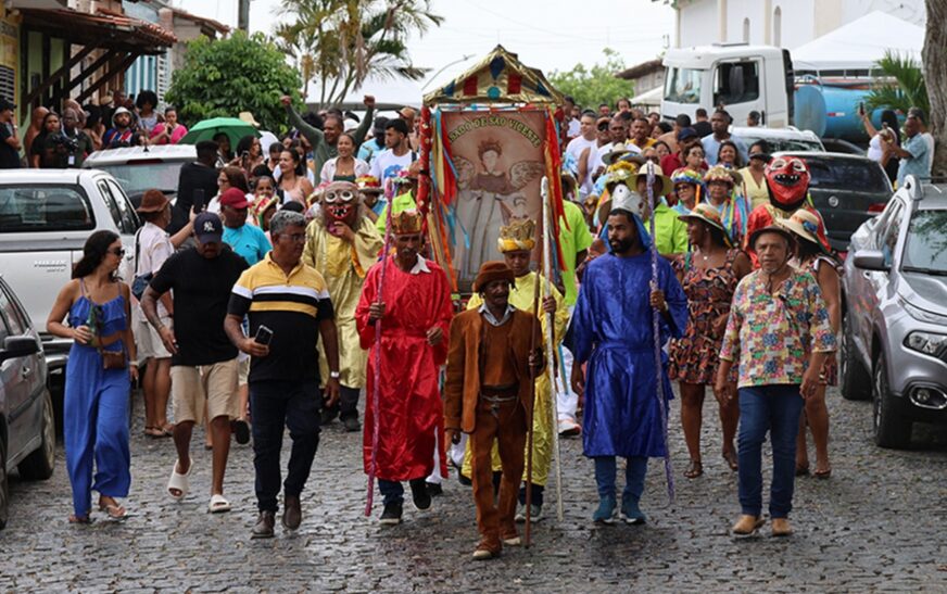 Último dia de folia em Tiquaruçu é marcado por homenagens e samba de roda