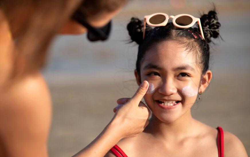 Especialista destaca cuidados com a pele das crianças durante as férias: proteção solar é prioridade