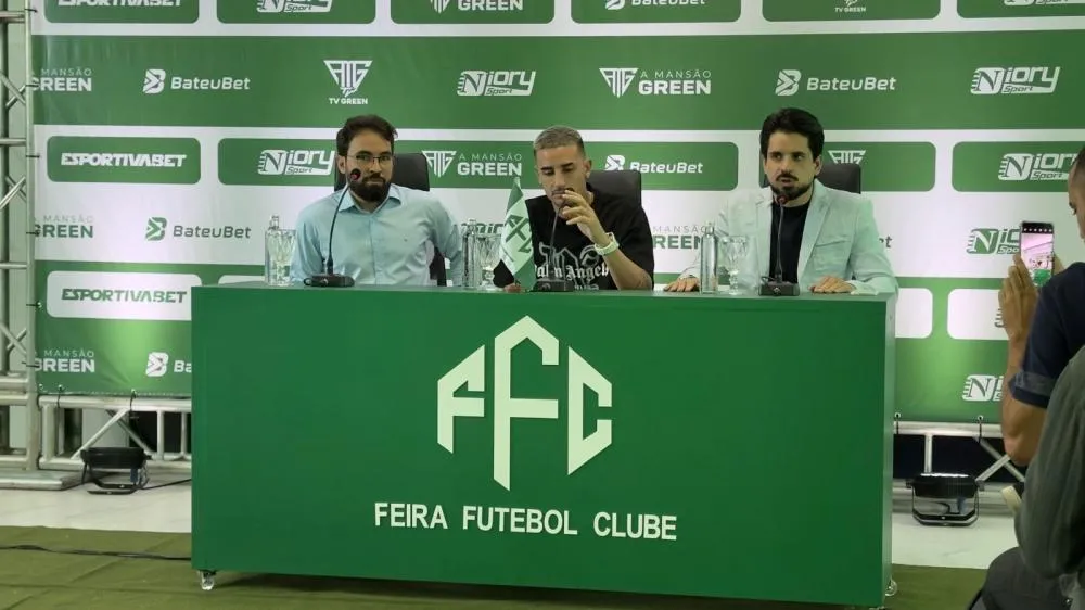 Ex-Seleção Brasileira, Thiago Galhardo é apresentado em Feira de Santana e faz revelação sobre salário