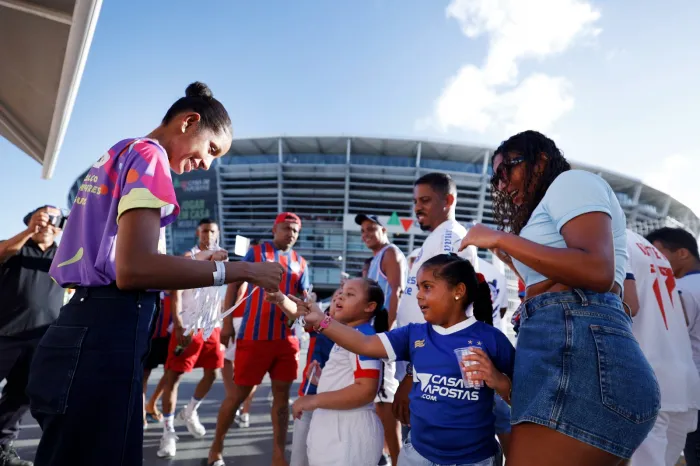 Campanha Laço Branco mobiliza torcedores contra violência de gênero durante final do Baianão