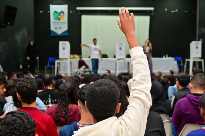 Cidadania em Todo Lugar: TRE-BA leva palestra à juventude conquistense sobre importância do primeiro voto